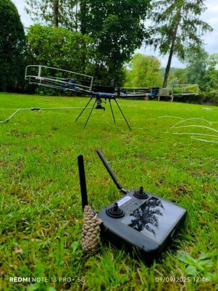 Drone de nettoyage Asl drone en action pour le démoussage de toiture en Haute-Marne.